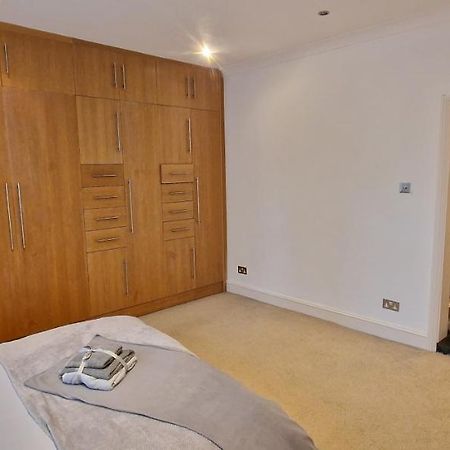 Action Packed Local 3Br 1 Mins Walk To Everything Apartment ลอนดอน ภายนอก รูปภาพ