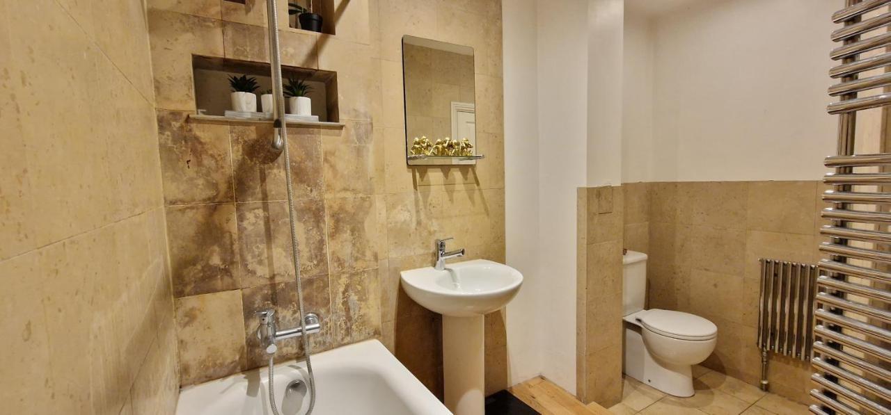 Action Packed Local 3Br 1 Mins Walk To Everything Apartment ลอนดอน ภายนอก รูปภาพ