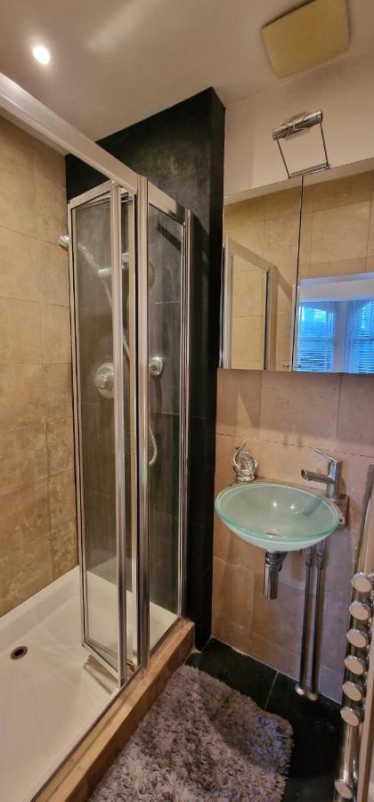 Action Packed Local 3Br 1 Mins Walk To Everything Apartment ลอนดอน ภายนอก รูปภาพ