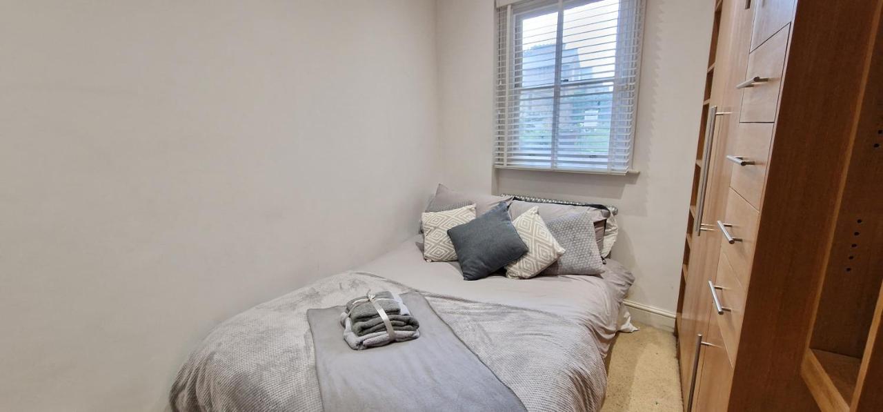 Action Packed Local 3Br 1 Mins Walk To Everything Apartment ลอนดอน ภายนอก รูปภาพ